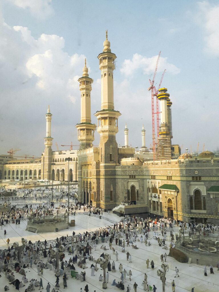 Pielgrzymi gromadzą się w kultowym Wielkim Meczecie w Mekce w Arabii Saudyjskiej, kluczowym miejscu islamu.