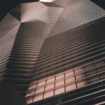 Arabia Saudyjska – niezwykłe oazy pełne życia Widok z niskiego kąta na nowoczesny drapacz chmur w Riyadzie, ukazujący uderzające detale architektoniczne i projekt.