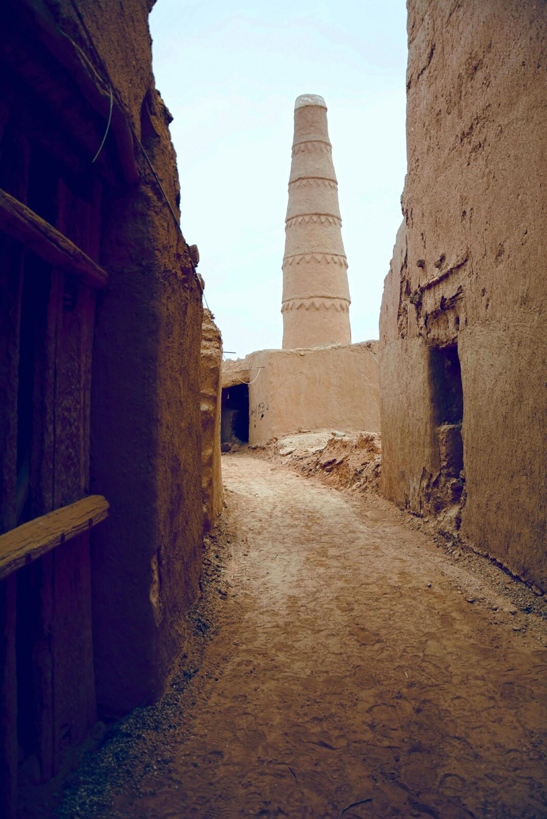 Poznaj historyczne ruiny z cegły mułowej z potężną konstrukcją w prowincji Riyad w Arabii Saudyjskiej.