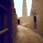 Jak zmienia się kultura Arabii Saudyjskiej w XXI wieku? Poznaj historyczne ruiny z cegły mułowej z potężną konstrukcją w prowincji Riyad w Arabii Saudyjskiej.