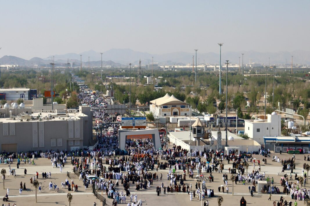 arabia-saudyjska Widok z lotu ptaka na duże zgromadzenie na targowisku w Mekce.