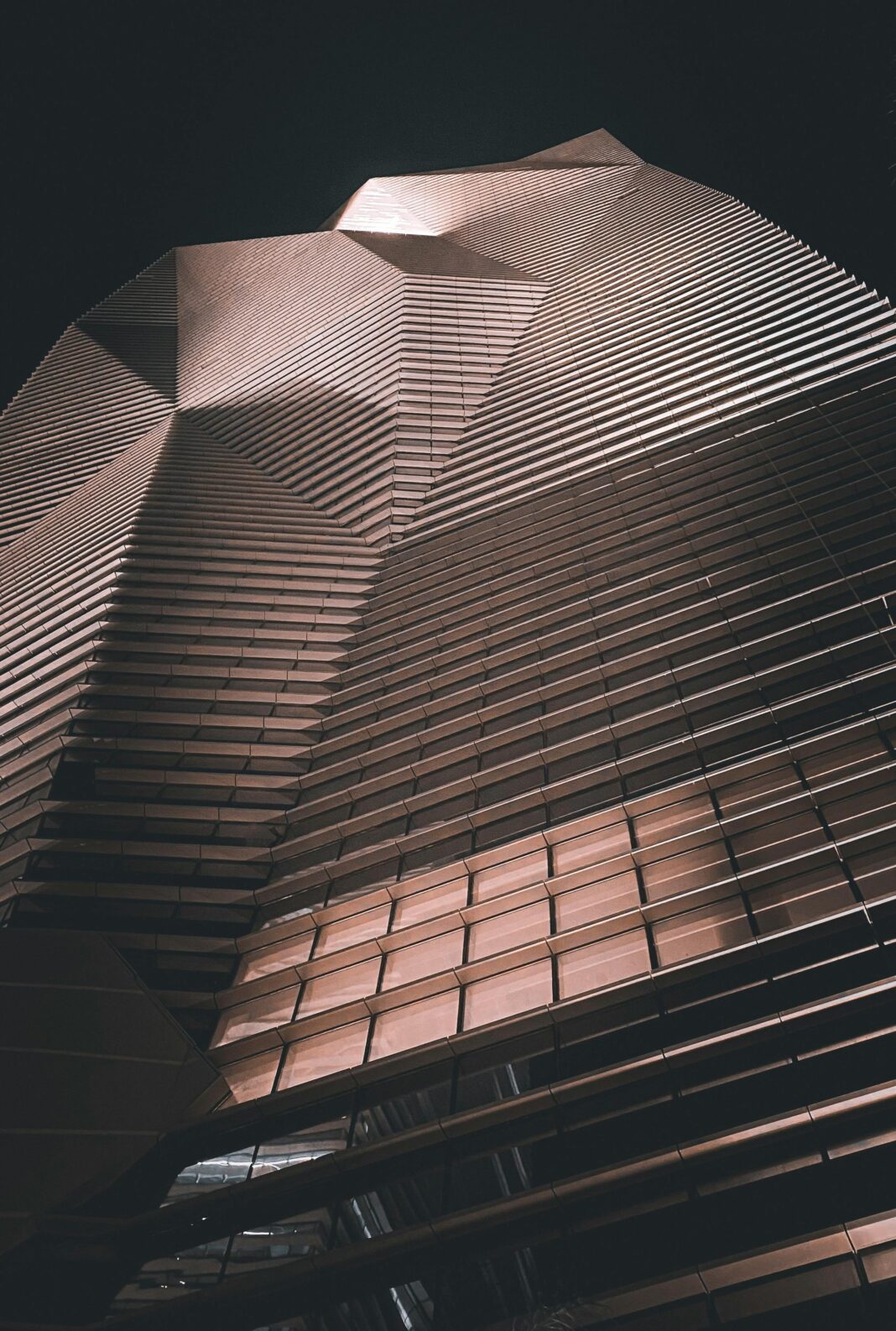 arabia-saudyjska Widok z niskiego kąta na nowoczesny drapacz chmur w Riyadzie, ukazujący uderzające detale architektoniczne i projekt.