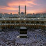 Widok z lotu ptaka na Kaabę otoczoną przez wiernych o zmierzchu w Wielkim Meczecie w Mekce, Arabia Saudyjska.