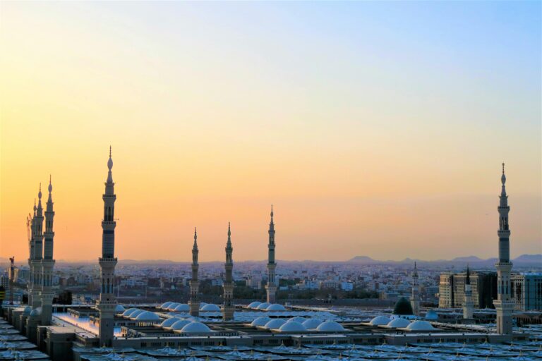 Oszałamiający widok na minarety Meczetu Proroka o zachodzie słońca w Medynie w Arabii Saudyjskiej.
