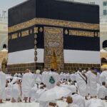 Pielgrzymi w białych szatach gromadzą się wokół Kaaby w Mekce podczas codziennych modlitw.