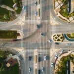 Ujęcie z drona ruchliwego skrzyżowania miasta w Al Jubail w Arabii Saudyjskiej, przedstawiające infrastrukturę miejską.