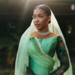 Parki narodowe i rezerwaty przyrody w Arabii Saudyjskiej Urzekający portret afrykańskiej panny młodej w zielonej sukni z perłowymi dodatkami, uchwycony w świecącym naturalnym świetle.