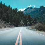 Wijąca droga przez bujne lasy i góry w Bariloche, Argentyna.