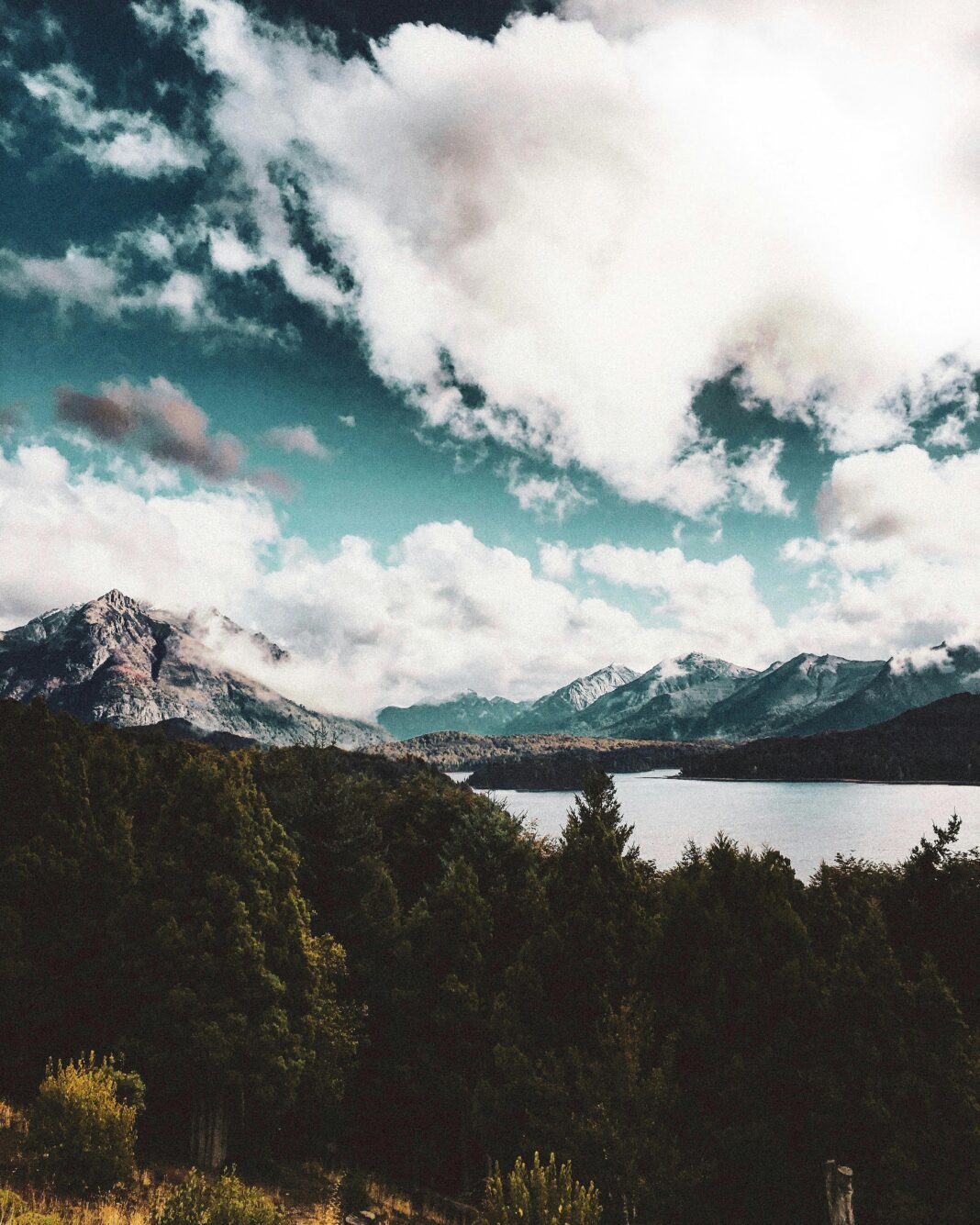 argentyna Piękny krajobraz gór, jeziora i nieba w Bariloche, Argentyna.