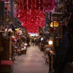 Tętniąca życiem scena tętniącego życiem targu w Buenos Aires, wypełnionego eklektycznymi przedmiotami i czerwonymi latarniami.