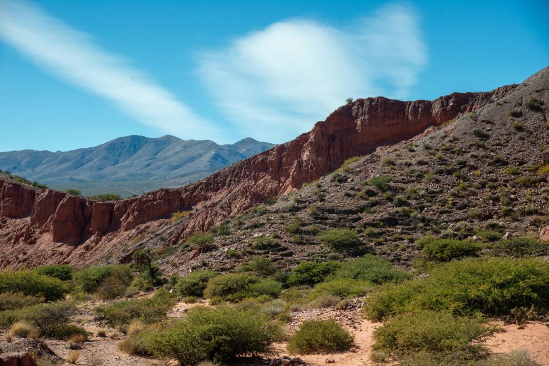 Urzekający widok na Andy w prowincji Jujuy w Argentynie, z nierównym terenem i czystym, błękitnym niebem.