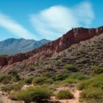 Urzekający widok na Andy w prowincji Jujuy w Argentynie, z nierównym terenem i czystym, błękitnym niebem.