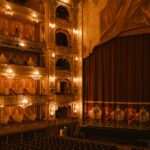 Luksusowe wnętrze Teatro Colón z ozdobnymi balkonami i wielką sceną.