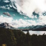 Piękny krajobraz gór, jeziora i nieba w Bariloche, Argentyna.