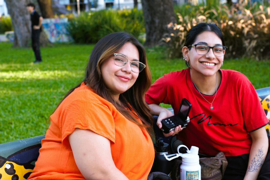 Dwie młode kobiety cieszą się słonecznym dniem w parku w Resistencia w Argentynie.