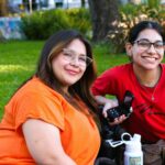 Trekking w El Bolsón – Przygodowa Stolica Patagonii Dwie młode kobiety cieszą się słonecznym dniem w parku w Resistencia w Argentynie.