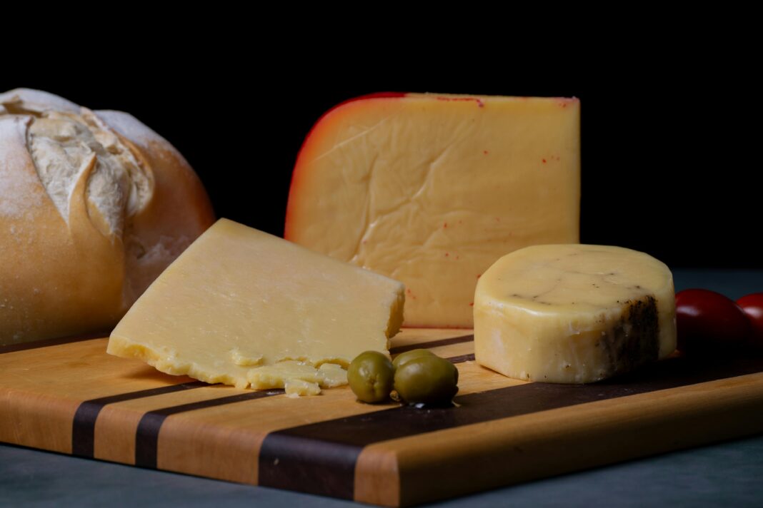 argentyna Wybór wyśmienitych serów, oliwek i rustykalnego chleba na drewnianej desce.