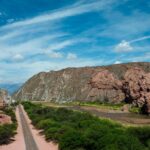 Zapierający dech w piersiach widok na Quebrada de las Conchas z jego wspaniałymi formacjami skalnymi i drogą.