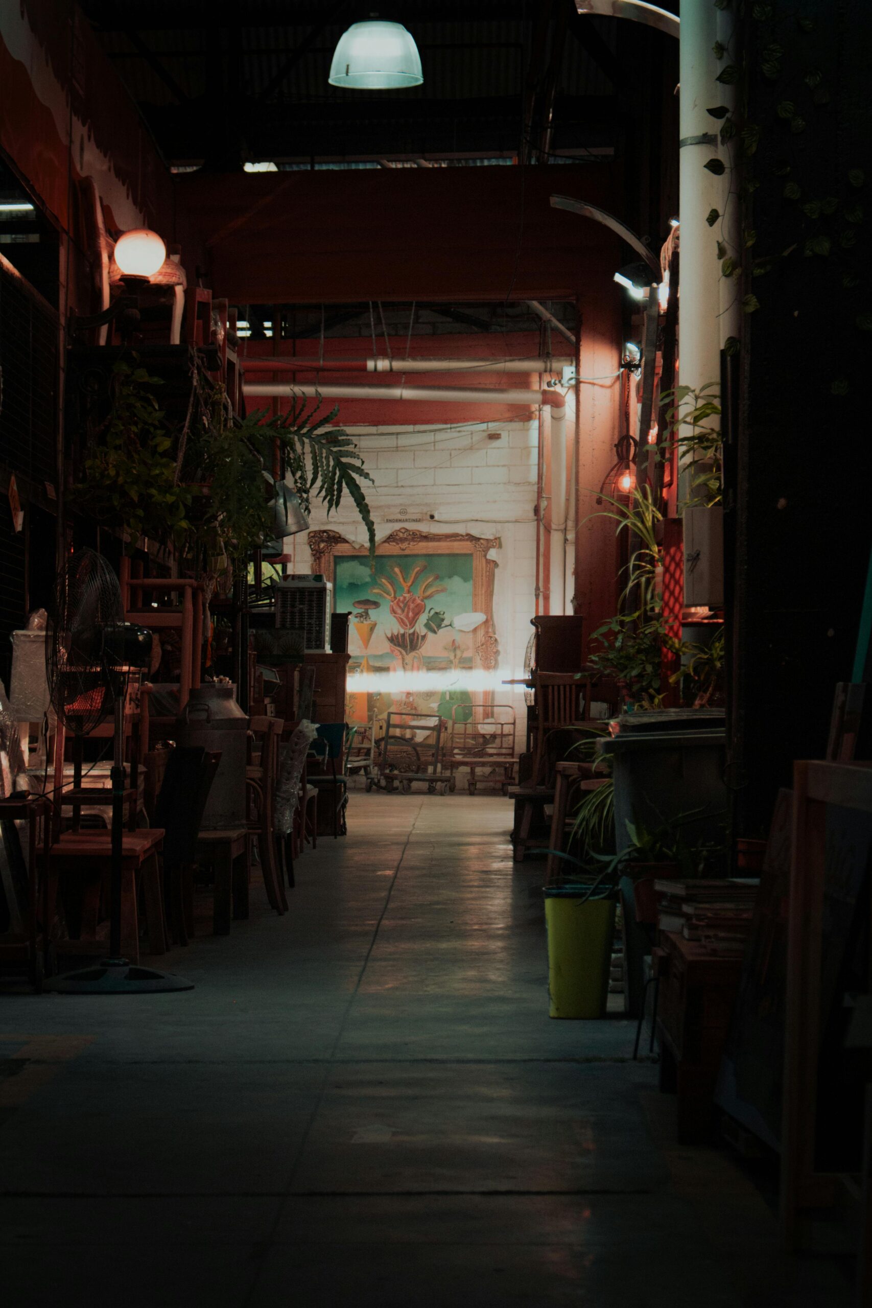 Nastrojowa aleja targowa z eklektycznym wystrojem w Buenos Aires, Argentyna.