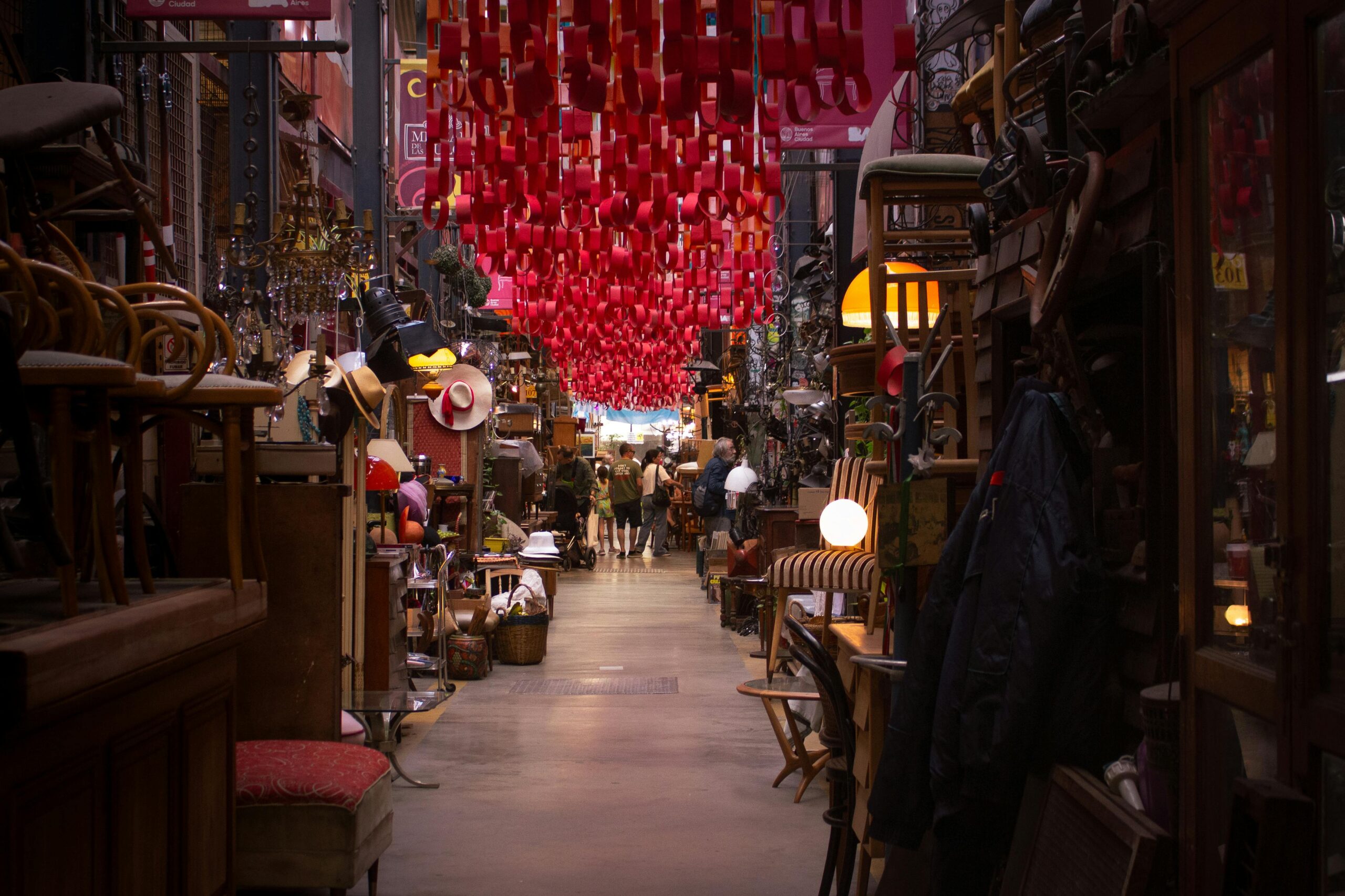 Tętniąca życiem scena tętniącego życiem targu w Buenos Aires, wypełnionego eklektycznymi przedmiotami i czerwonymi latarniami.