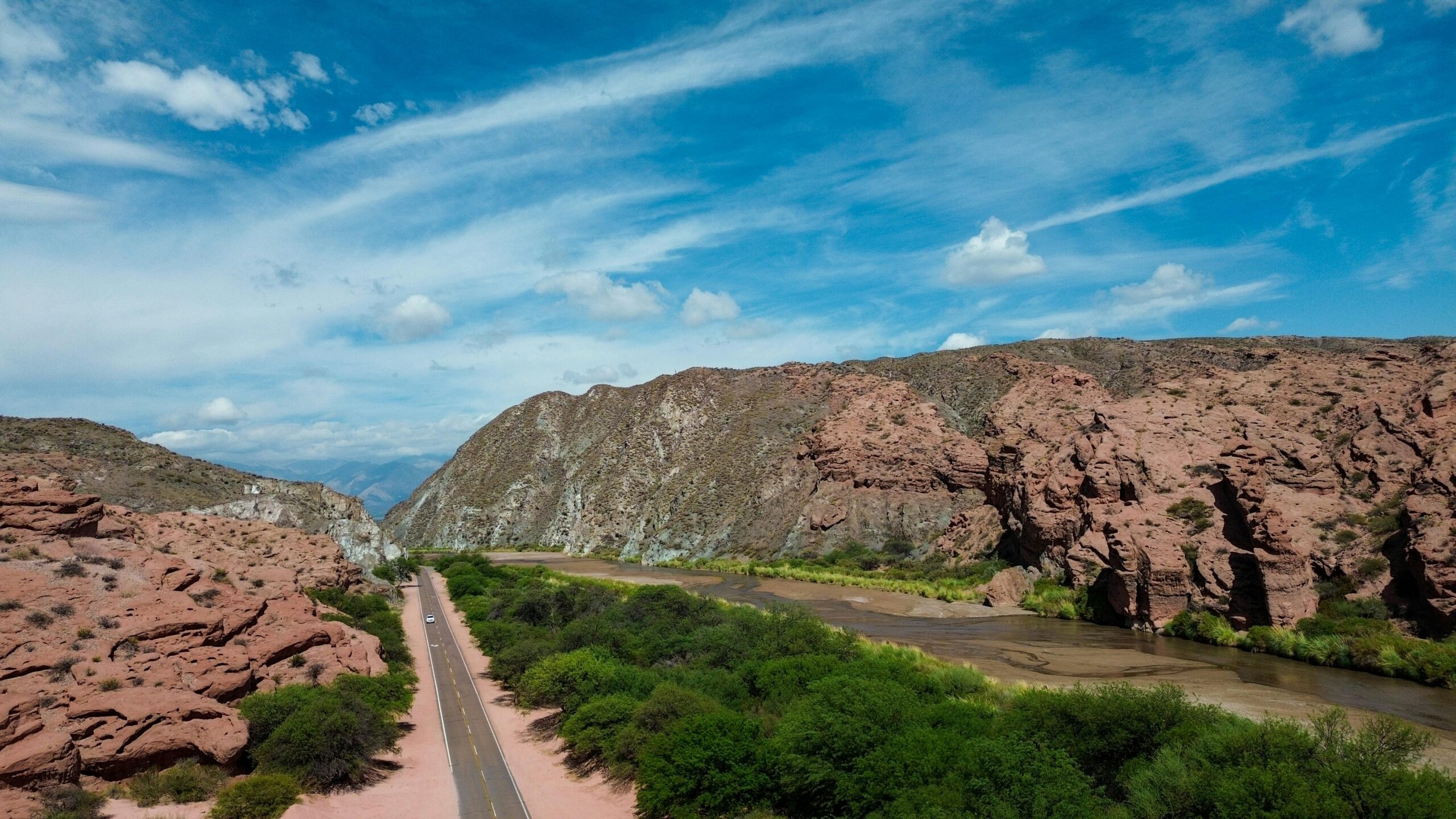 Zapierający dech w piersiach widok na Quebrada de las Conchas z jego wspaniałymi formacjami skalnymi i drogą.