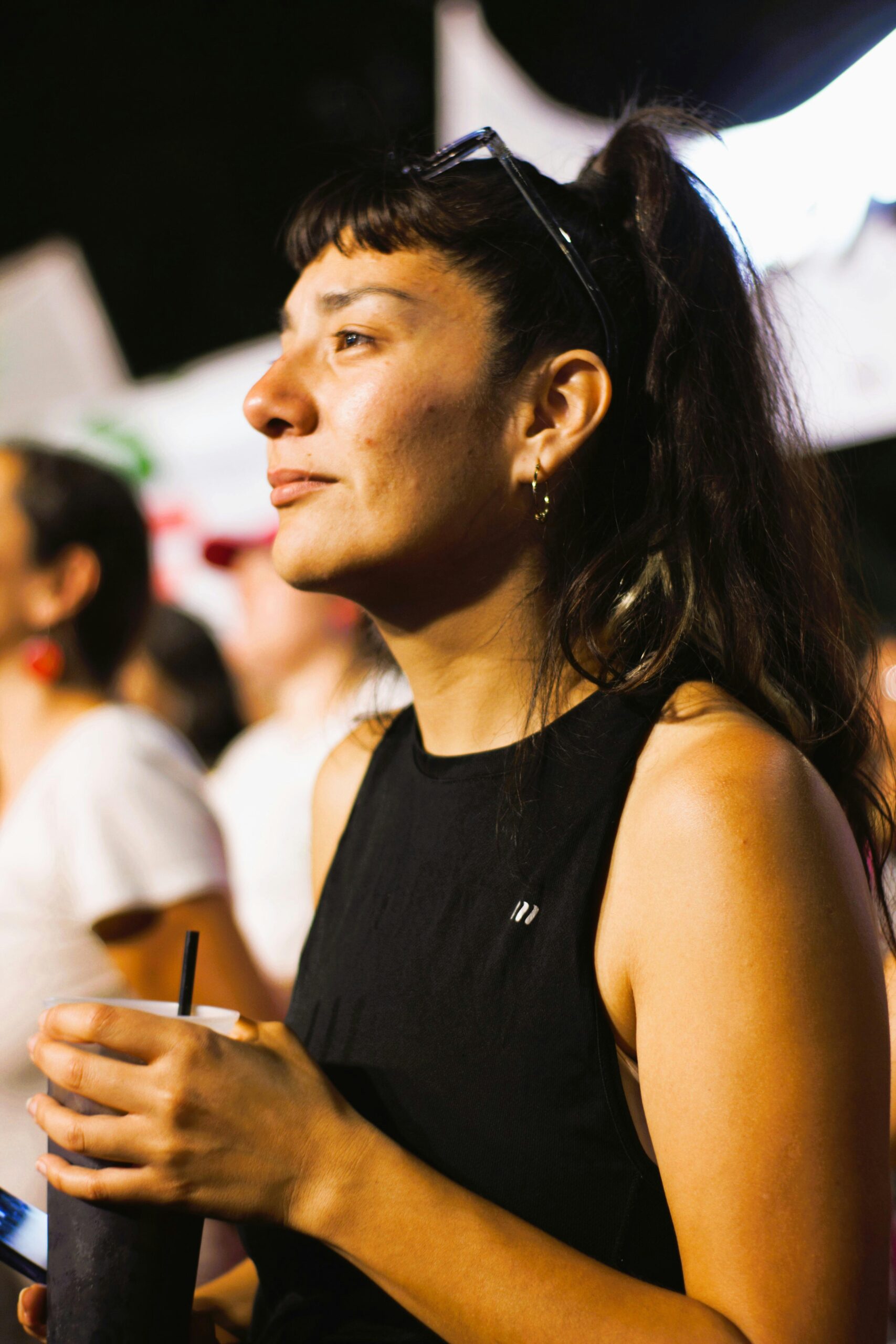 Młoda kobieta bawiąca się nocą na tętniącym życiem wydarzeniu na świeżym powietrzu w Corrientes w Argentynie.