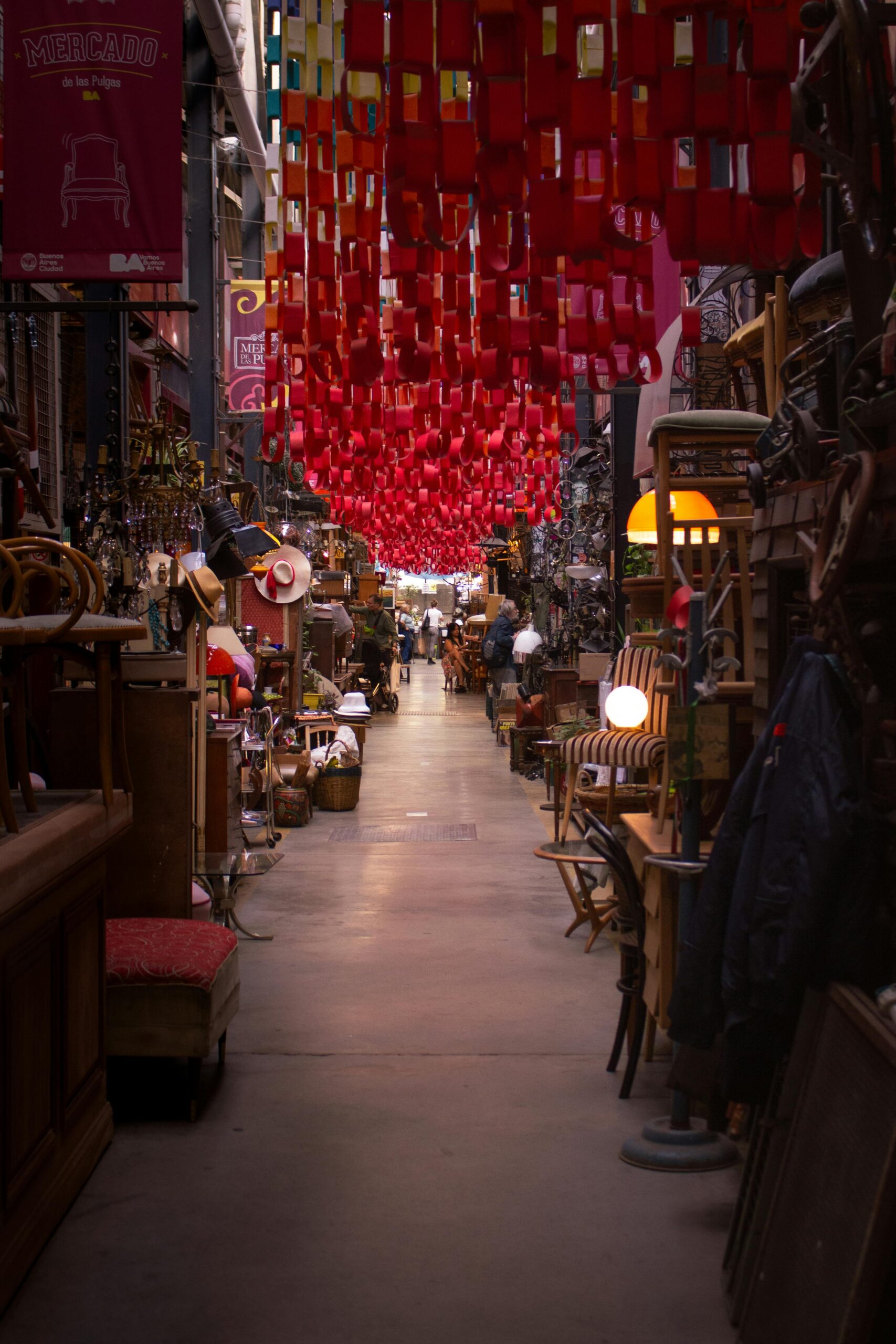 Tętniący życiem targ antyków w Buenos Aires ozdobiony czerwonymi latarniami i tętniącymi życiem kupującymi.
