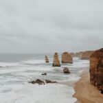 Jak działa opieka zdrowotna w Australii Dramatyczny widok kultowych Dwunastu Apostołów na australijskiej Great Ocean Road.