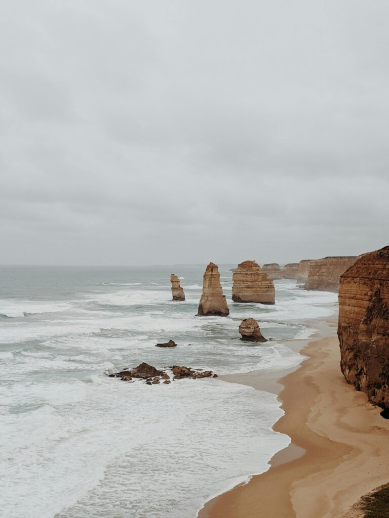 Dramatyczny widok kultowych Dwunastu Apostołów na australijskiej Great Ocean Road.