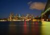 Urzekający nocny pejzaż Sydney z oświetloną panoramą i kultowym mostem Harbour Bridge.