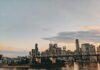 Malowniczy widok na panoramę Brisbane z mostem Story Bridge o zmierzchu nad rzeką Brisbane.