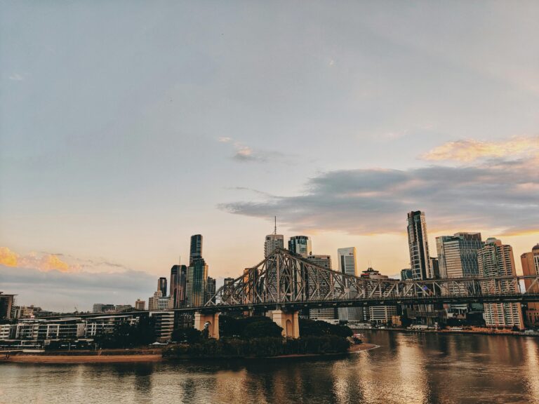 Malowniczy widok na panoramę Brisbane z mostem Story Bridge o zmierzchu nad rzeką Brisbane.