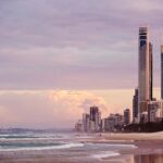 Melbourne – stolica kultury i sportu Australii Skyline Surfers Paradise o wschodzie słońca z drapaczami chmur z widokiem na plażę w Gold Coast w Australii.