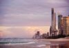 Skyline Surfers Paradise o wschodzie słońca z drapaczami chmur z widokiem na plażę w Gold Coast w Australii.