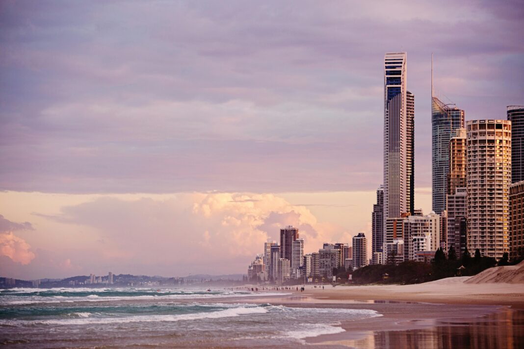 australia Skyline Surfers Paradise o wschodzie słońca z drapaczami chmur z widokiem na plażę w Gold Coast w Australii.