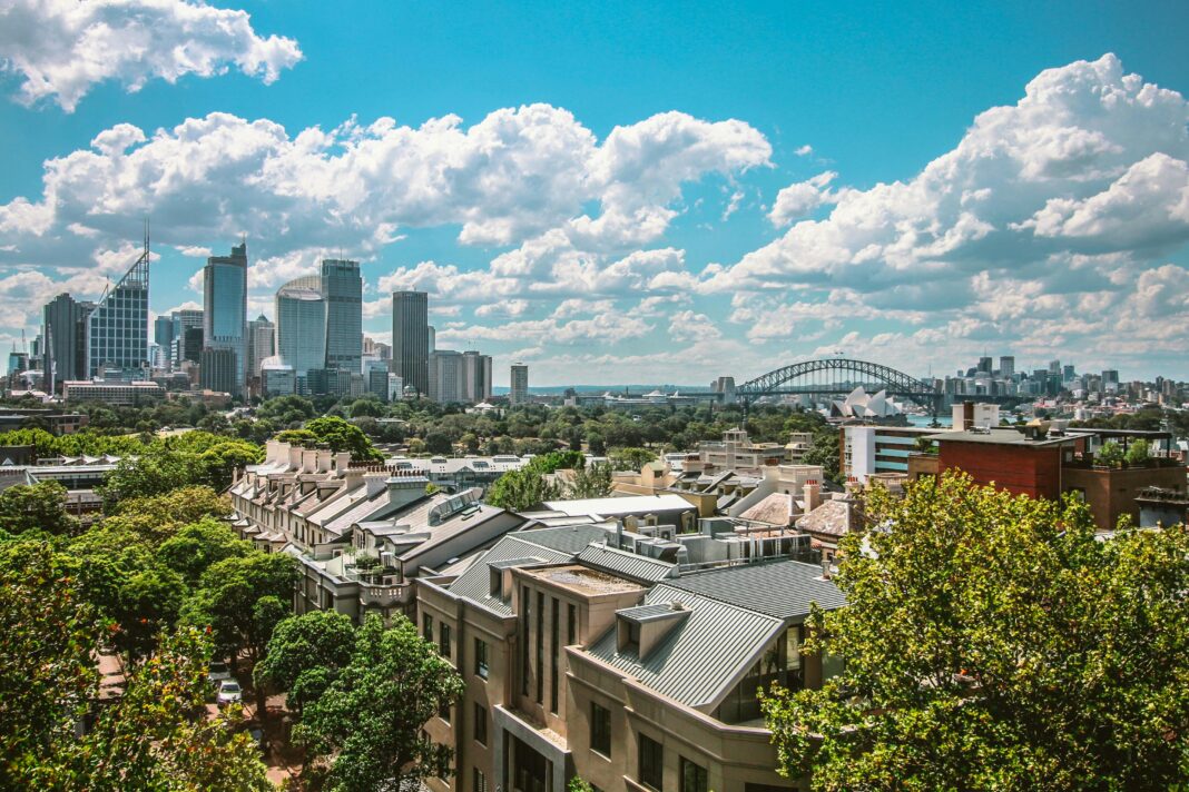 australia Oszałamiający widok na panoramę Sydney z mostem Harbour Bridge i Operą pod czystym, błękitnym niebem.
