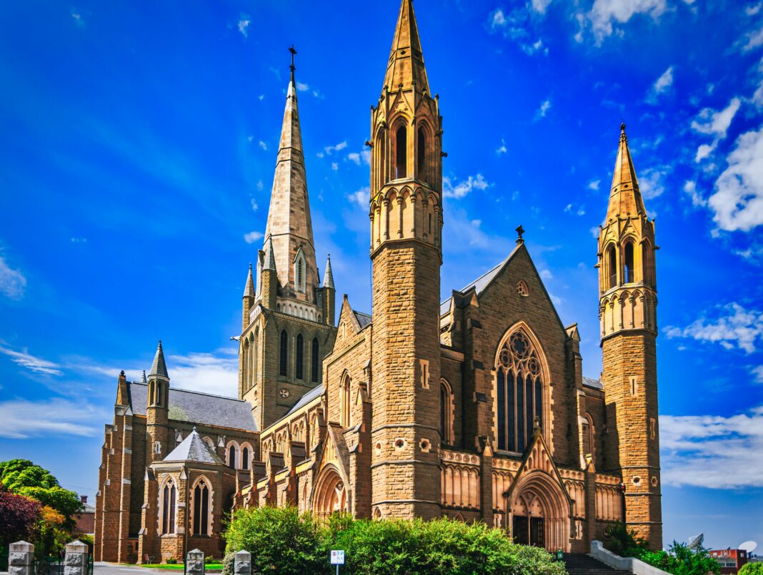 australia Oszałamiający widok na katedrę Najświętszego Serca z jasnym, błękitnym niebem w Bendigo w Australii.