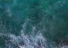 Zapierający dech w piersiach widok z lotu ptaka na słynny basen Bondi Beach spotykający się z falami oceanu w Australii.