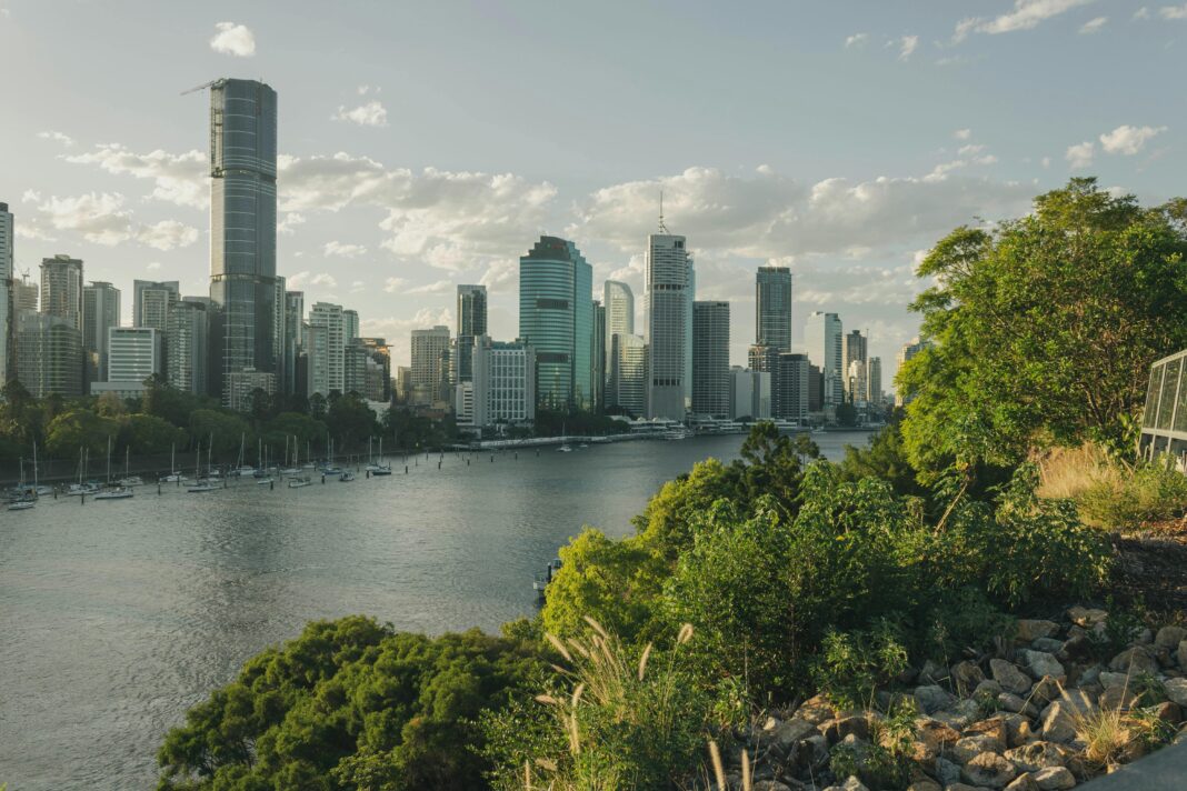 Oszałamiający widok na nowoczesną panoramę Brisbane i bujną zieleń nad rzeką.