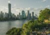 Oszałamiający widok na nowoczesną panoramę Brisbane i bujną zieleń nad rzeką.