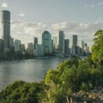 Oszałamiający widok na nowoczesną panoramę Brisbane i bujną zieleń nad rzeką.
