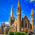 Oszałamiający widok na katedrę Najświętszego Serca z jasnym, błękitnym niebem w Bendigo w Australii.