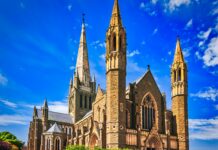 Oszałamiający widok na katedrę Najświętszego Serca z jasnym, błękitnym niebem w Bendigo w Australii.