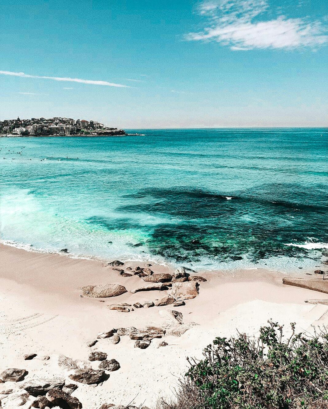 australia Oszałamiający widok na plażę Bondi z turkusowymi wodami i czystym niebem w Sydney w Australii.