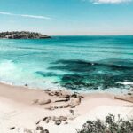 Oszałamiający widok na plażę Bondi z turkusowymi wodami i czystym niebem w Sydney w Australii.