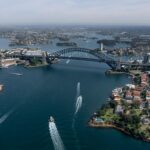 Uluru – święta góra Aborygenów i ikona Australii Oszałamiający widok z lotu ptaka przedstawiający operę w Sydney i most Harbour Bridge w świetle dziennym.