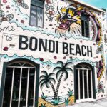 Kolorowe murale zdobią ścianę kultowej plaży Bondi w Sydney, ukazując miejską kreatywność.