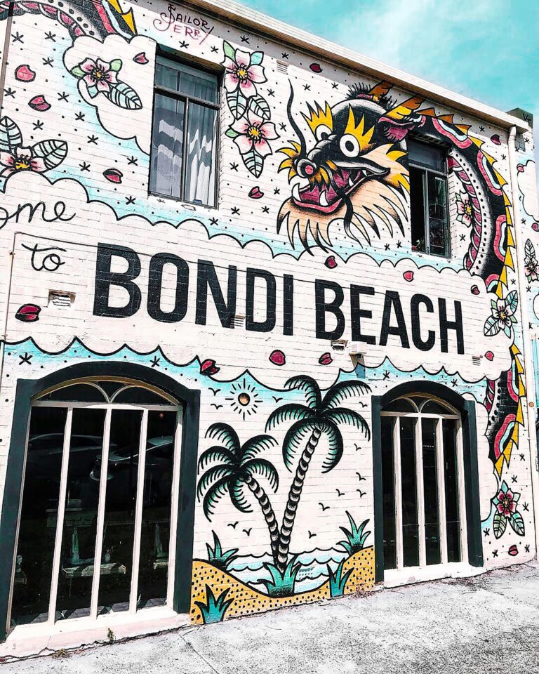 Kolorowe murale zdobią ścianę kultowej plaży Bondi w Sydney, ukazując miejską kreatywność.