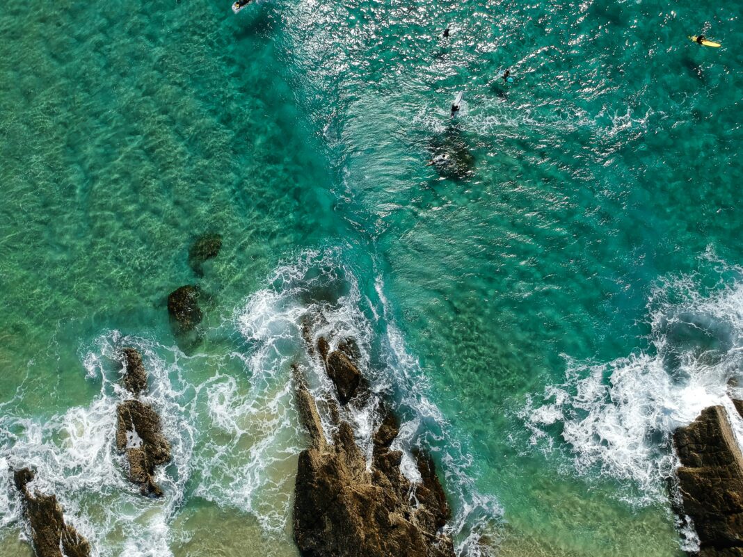australia Oszałamiający widok z lotu ptaka na plażę Currumbin, uchwycony fale i żywe barwy oceanu.