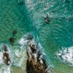 Oszałamiający widok z lotu ptaka na plażę Currumbin, uchwycony fale i żywe barwy oceanu.